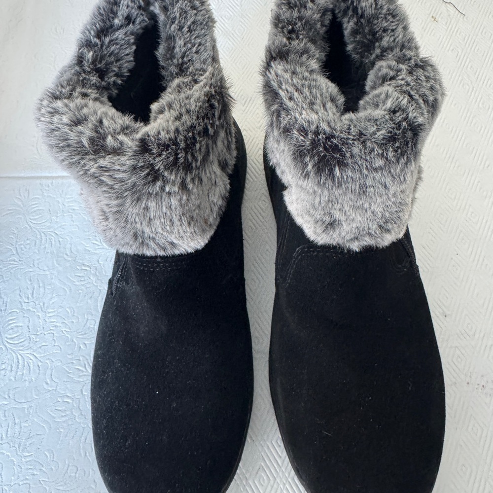 Khombu Black and Gray Faux Fur Winter Boots